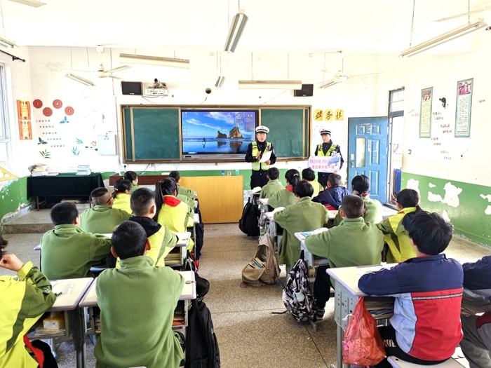 白水縣公安局交通管理大隊走進轄區雷牙鎮中心小學，積極開展交通安全進“校園”宣傳活動。
