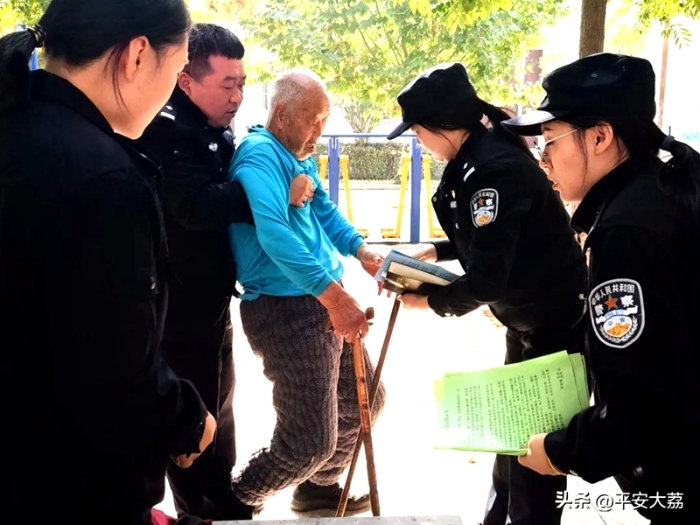 大荔公安民警宣傳路上救助摔倒老人。