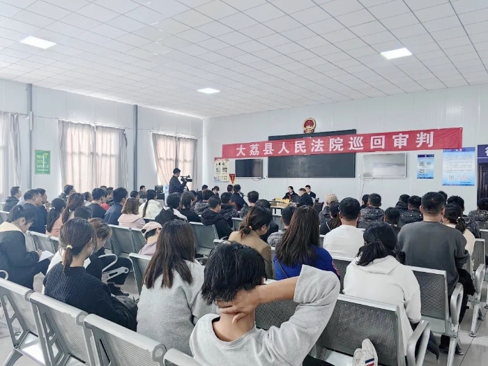大荔縣人民法院巡回審判法庭到大荔縣秦東考務中心，公開開庭審理三起具有典型意義的危險駕駛罪案件。