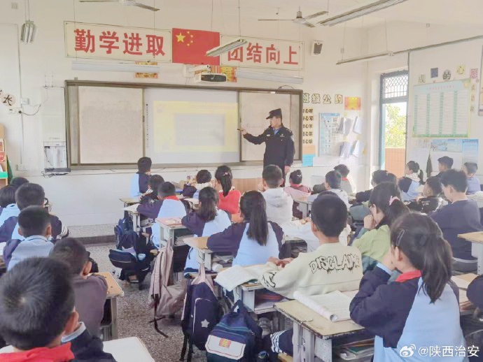富平縣留古派出所民警來到轄區留古中心小學開展法治進校園宣傳活動.