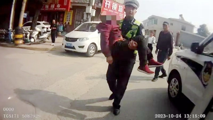 潼關交警4分鐘火速護送暈倒老人送醫。