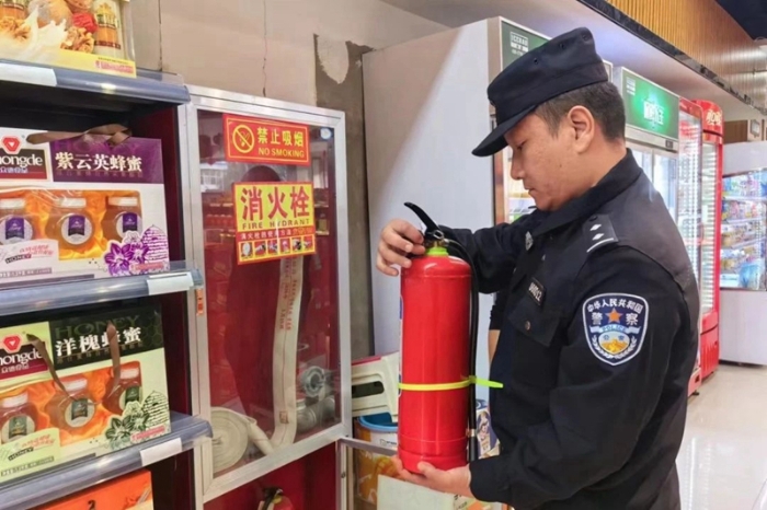 華州民警開展重點防火場所消防安全檢查。