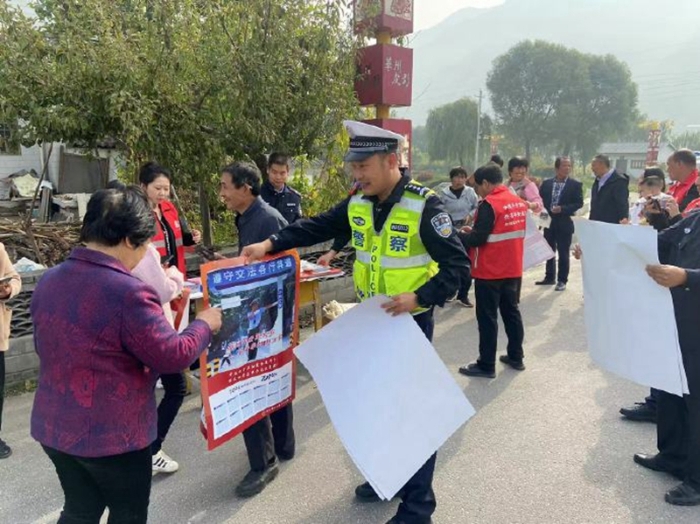 華州公安交警開展平安建設宣傳活動。