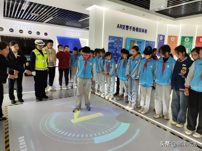 渭南高新交警為學生送上一堂“體驗式”交通安全課。