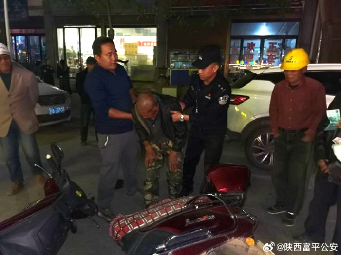 老人騎車不慎摔倒，富平民警緊急伸出援手。