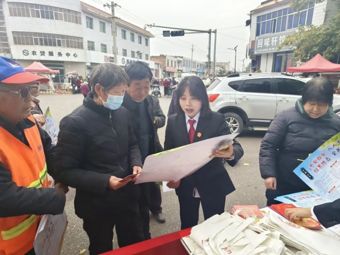 白水法院西固法庭開展平安建設宣傳。
