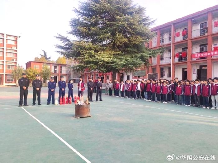 華陰公安桃下派出所民警深入華陰市職業中學開展“消防知識進校園”活動。