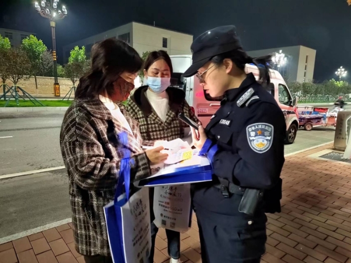 潼關縣公安局岳瀆派出所開展平安建設宣傳活動。