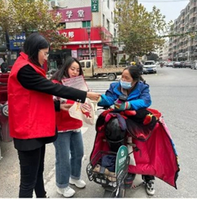 富平縣人民法院機關黨支部組織黨員志愿者，前往包聯路段富民路開展環境衛生整治和平安建設宣傳活動。