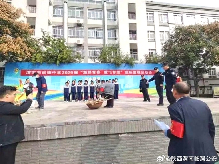 臨渭公安站南所民警深入尚德中學開展消防安全演練。
