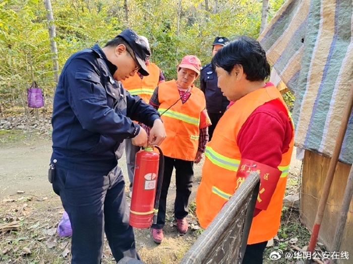 華陰公安森林派出所組織民警對轄區杜峪、仙峪、等林區開展安全巡護。