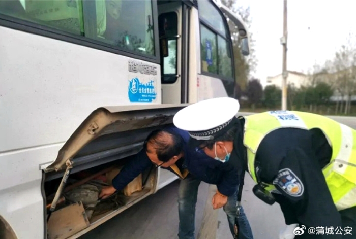 蒲城交警開展重點車輛大檢查。