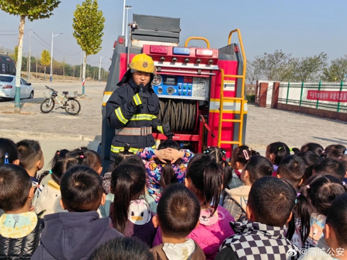 蒲城公安黨睦派出所民警走進轄區(qū)第十五幼兒園開展安全防范教育宣傳活動。