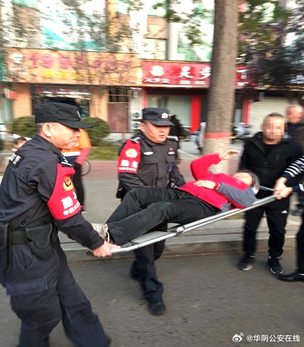 華陰公安巡特警救助受傷老人。