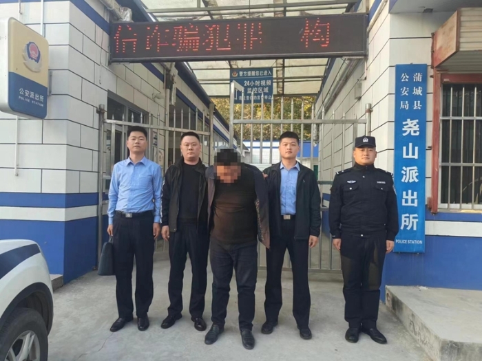蒲城公安成功規(guī)勸一名網(wǎng)上逃犯投案自首。