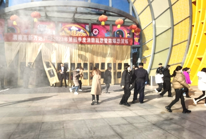 高新公安白楊派出所聯合渭南萬達商場開展消防疏散暨防暴恐實戰演練。