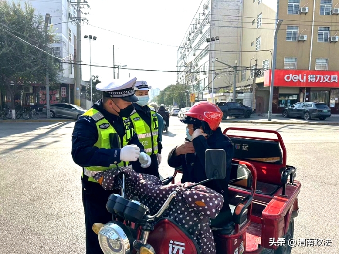 白水交警車管所多方位開展電動自行車上牌戴盔宣傳工作。