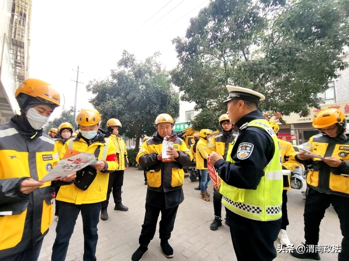 大荔公安交警給外賣小哥送“交通安全套餐”。