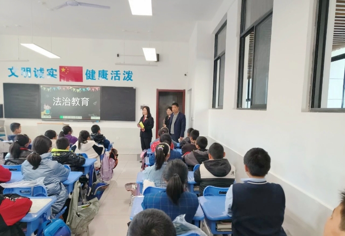 富平法院莊里法庭走進富平縣莊里小學進行普法宣傳和小學生安全教育活動。