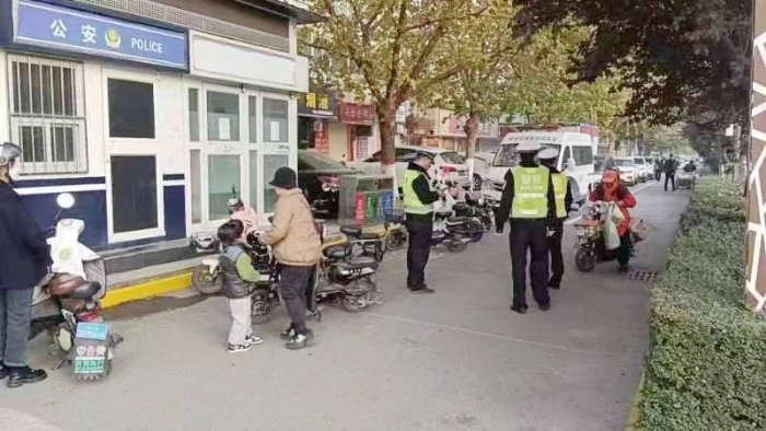 潼關交警開展騎乘摩托車、電動自行車不按規定佩戴安全頭盔開展集中整治行動。