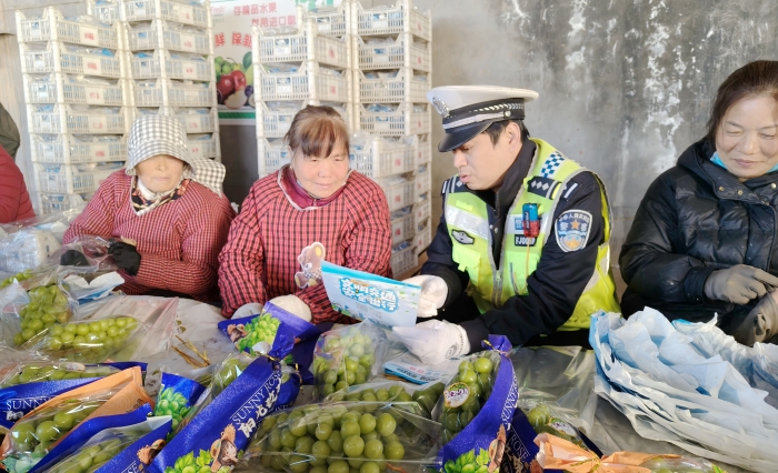 大荔公安交警開展“ 進城務工人員”交通安全宣傳活動。