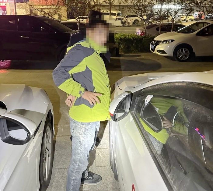 臨渭公安現場抓獲1名張貼“涉黃小卡片”嫌疑人。
