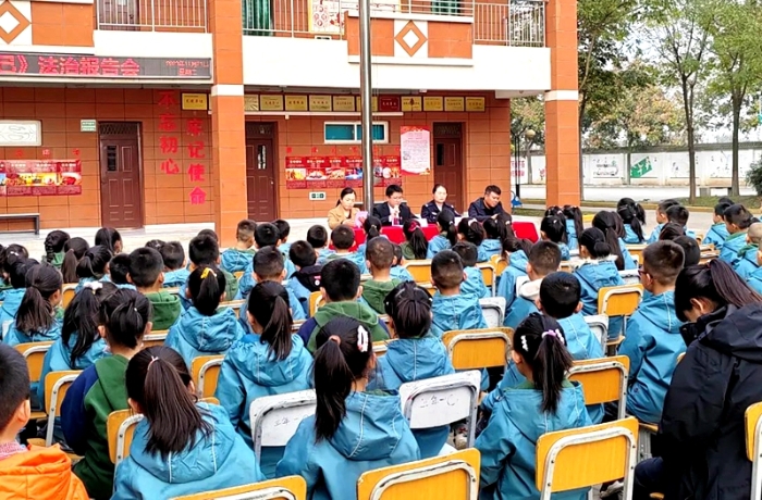 富平法院干警走進新安小學(xué)講授法治課。