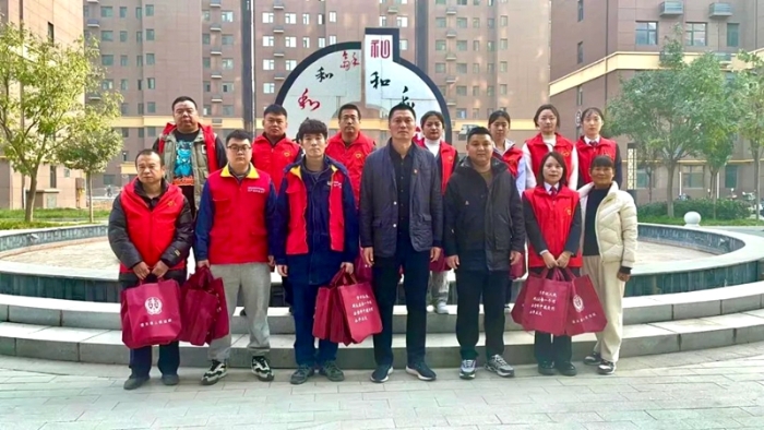 潼關(guān)法院法官干警深入共駐共建小區(qū)開展送法進社區(qū)普法宣傳活動。