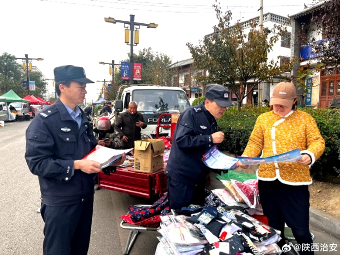 韓城公安西莊所深入轄區(qū)集市開展平安建設(shè)普法宣傳活動。