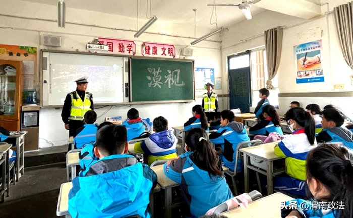 大荔公安交警進校園講安全。