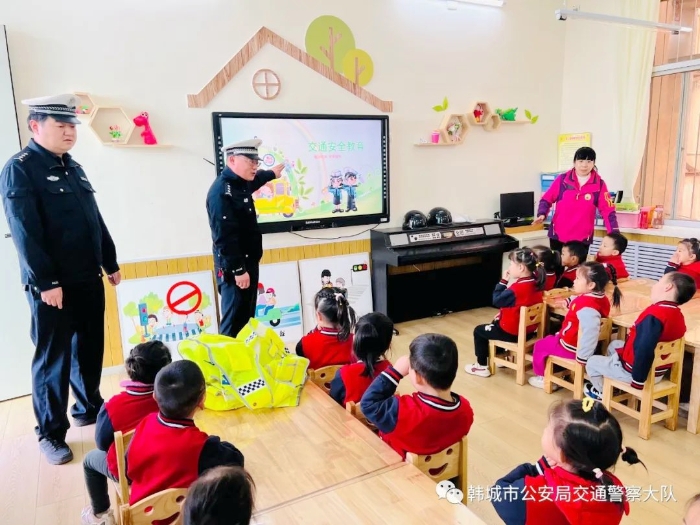 韓城交警走進幼兒園開展交通安全體驗式宣傳活動。