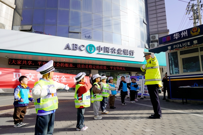 華州交警組織幼兒園小朋友開展沉浸式“小交警”體驗活動。