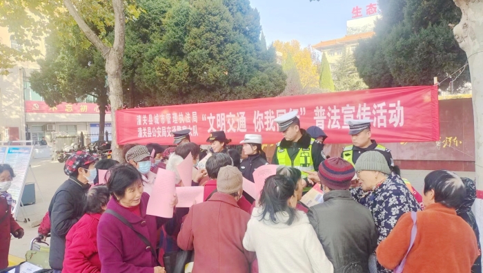 潼關交警聯合縣城市管理執法局開展交通安全主題宣傳活動.