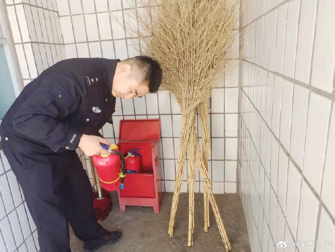 韓城昝村派出所組織民警深入轄區中小學、幼兒園開展校園安全檢查。