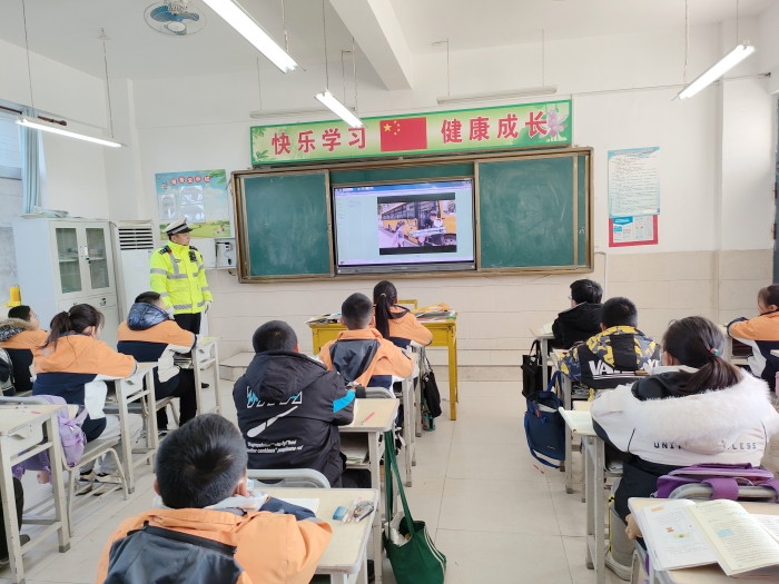 大荔交警走進學校開展寒假前“一盔一帶”交通安全主題宣傳活動。