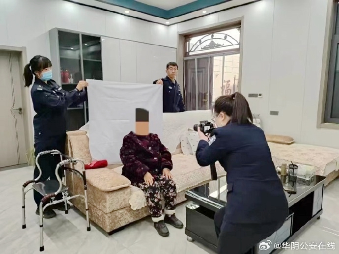 華陰公安上門為群眾辦理身份證。