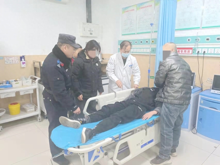 澄城公安巡特警緊急護送突發疾病男孩送醫。