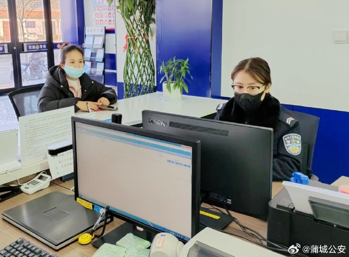 蒲城交警延時為群眾辦理業務。