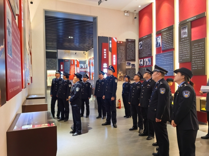 富平法院全體司法警察前往薛鎮烈士陵園接受愛國主義教育。