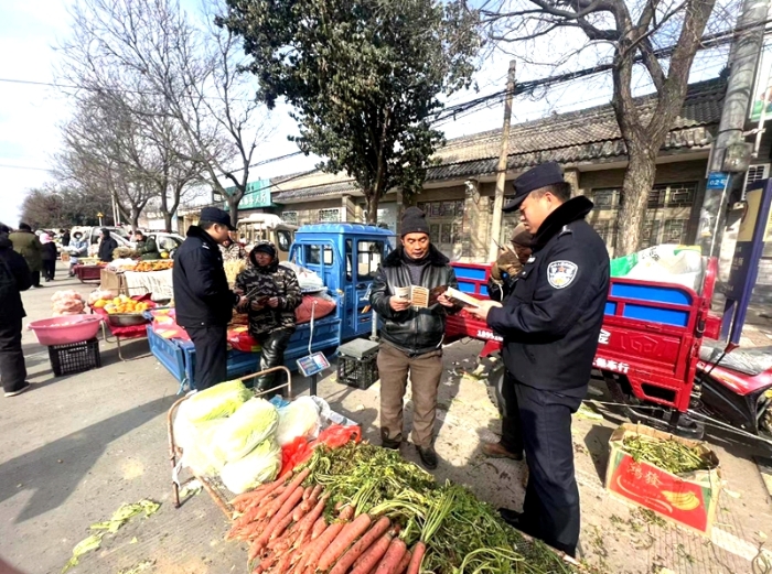 澄城公安交道派出所利用集會開展多元化宣傳。