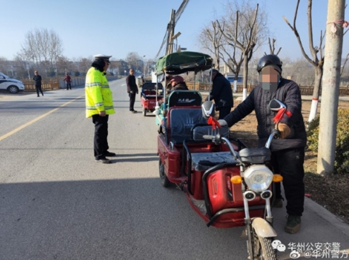 華州交警嚴查交通違法行為。