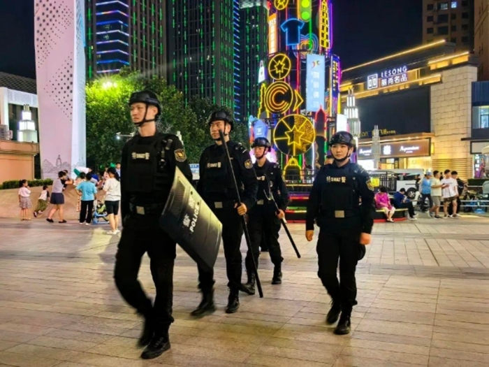 臨渭公安巡特警大隊在廣場巡邏。