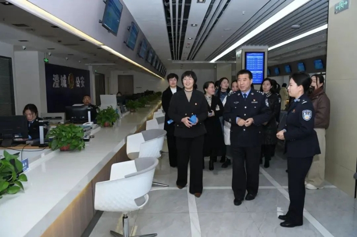 澄城縣公安局誠邀縣域各界婦女代表20余人走進警營，近距離感受公安工作。