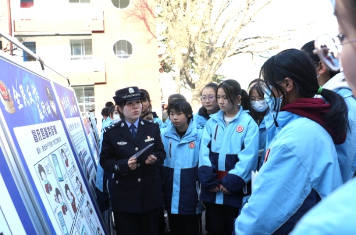 澄城縣公安局開展“110宣傳”進校園活動。