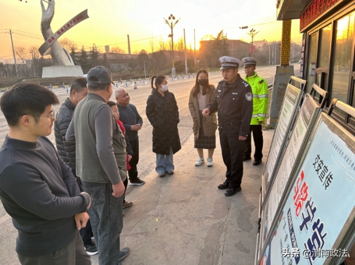 韓城公安交警依托執(zhí)法檢查站開展冬季交通安全宣傳活動。