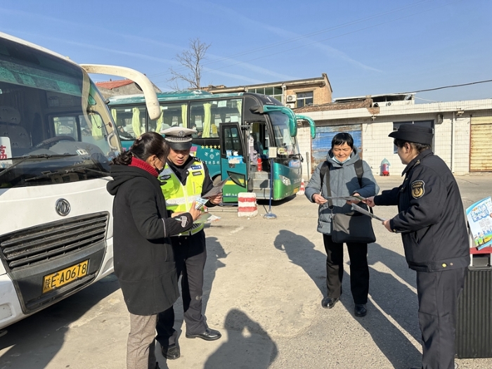 大荔公安交警會同交通運輸部門深入客運公司開展專項警示教育。