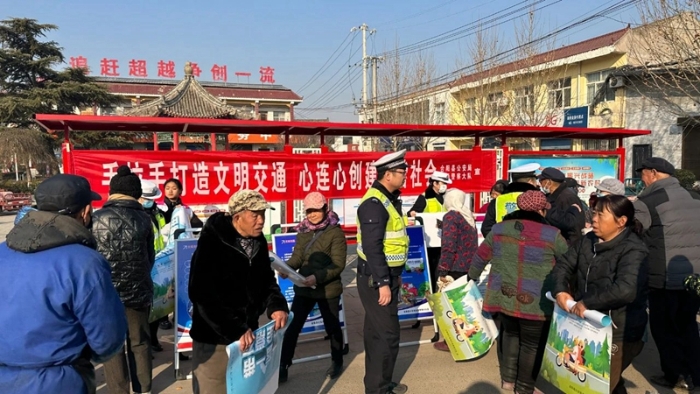 合陽縣公安局交警大隊攜手路井鎮(zhèn)政府開展“文明交通 你我同行”主題宣傳活動。