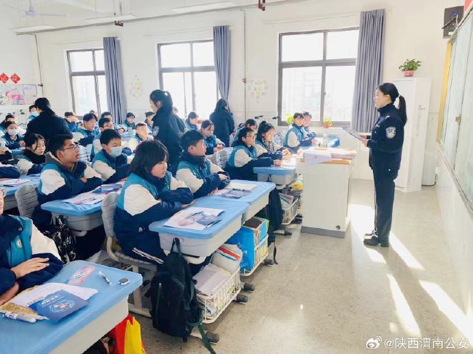 華州公安民警走進轄區學校開展110宣傳活動。