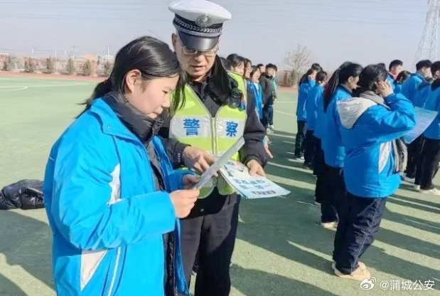 蒲城公安交管大隊民輔警走進城北中學為學生們上交通安全課。