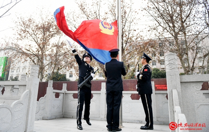 1月10日上午，渭南市公安局舉行2024年中國人民警察節(jié)升警旗宣誓儀式。記者 許艾學(xué)攝